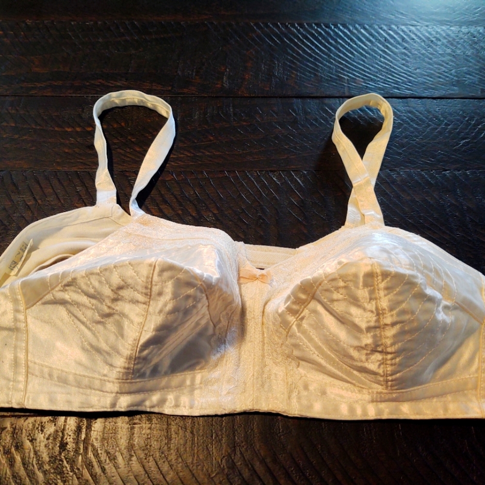 Vintage Bra size 36 D sexy pointy cups bra